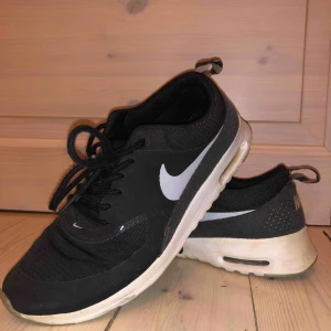 Nike skor - Snygga nike skor. I bra skick men skosnören på en av skorna är lite slitet. 