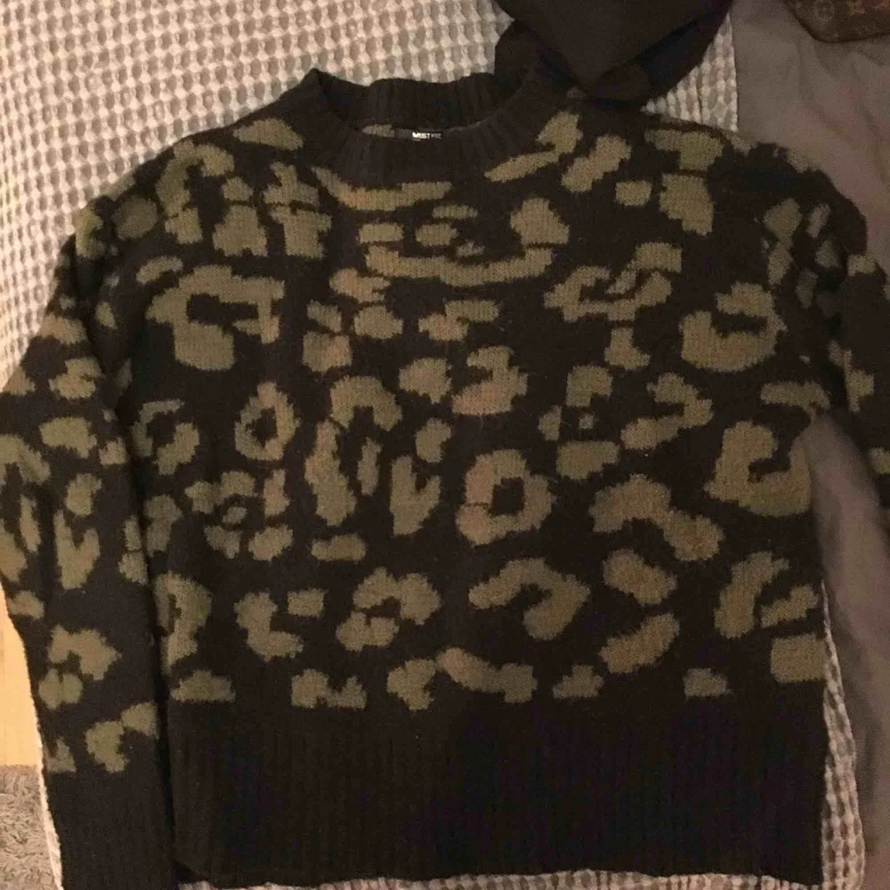 Säljer en så fin stickad tröja, den är i leopard mönster med med grön och svart👍🏽 har använts typ 3 gånger och den är super skön💕. Stickat.