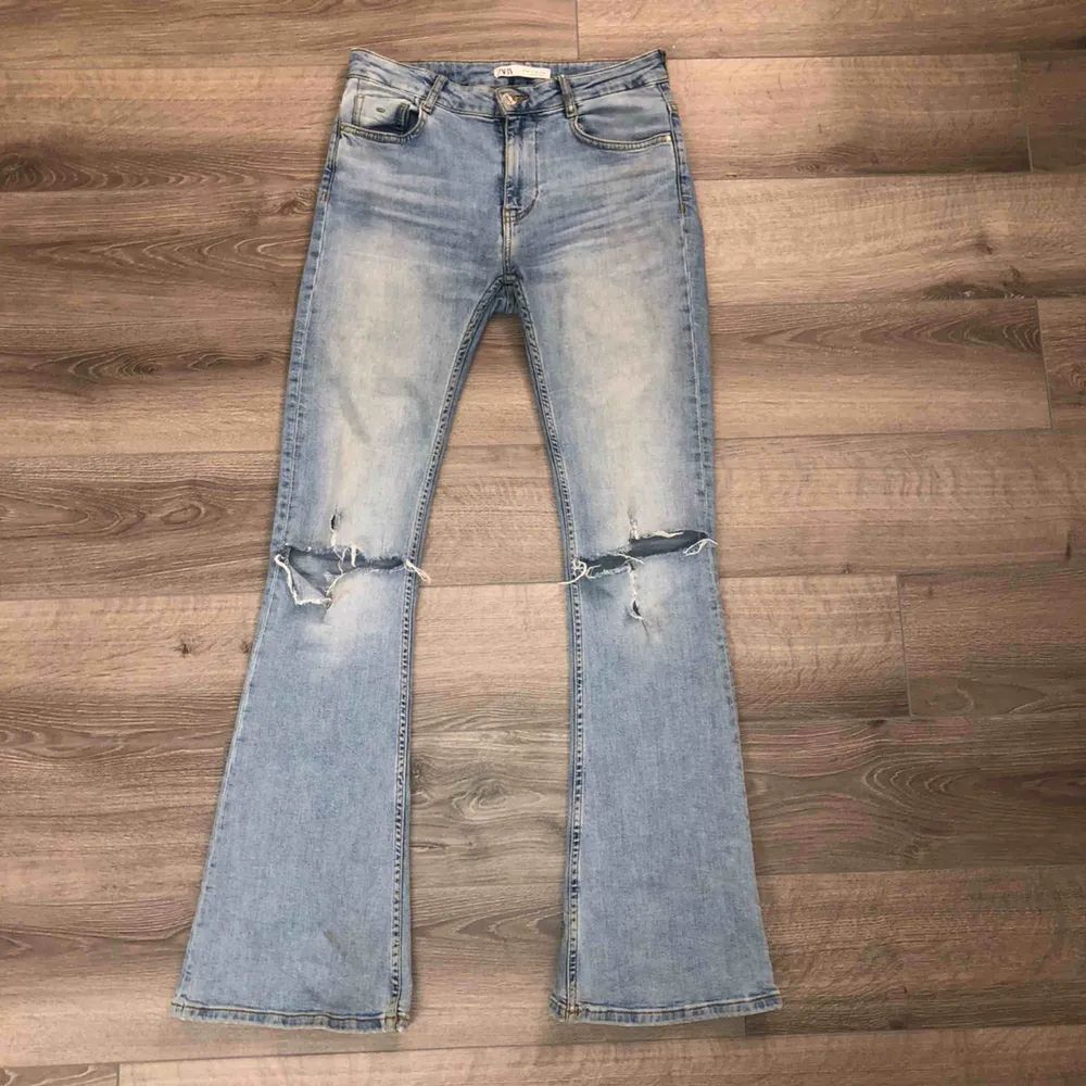 Bootcut jeans från ZARA där jag klippt hålen själv💥 Jeansen är i storlek 38 och mellan ”högmidjade”. På ena bakfickan finns ett litet hål som jag lagat men det är inget som syns. Frakt tillkommer!☺️ . Jeans & Byxor.