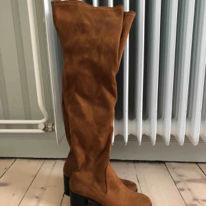  - Lårhöga stövlar från Zara. Nya och oanvända 