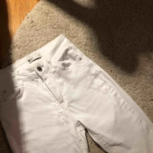  - Jätte fina boot cut byxor med fransiga kanter från Gina tricot! Är endast använda en gång,storlek XS.  Säljer dom för 150, det tillkommer frakt, är köpta för 399kr