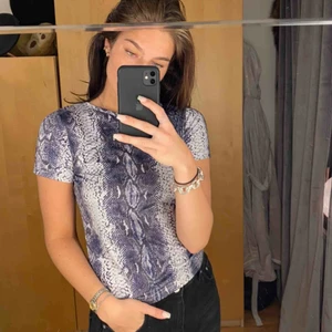  - T-shirt från HENNES collection. Köpare står för frakt.💫