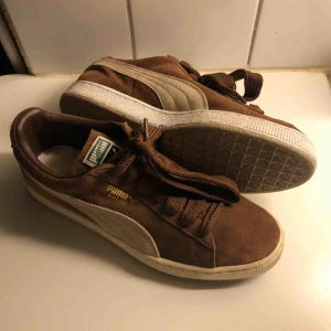  - Puma Suede I trevligt skick 8/10.  Storlek 42 EU Kan hämtas i Uppsala eller skickas mot fraktkostnad 