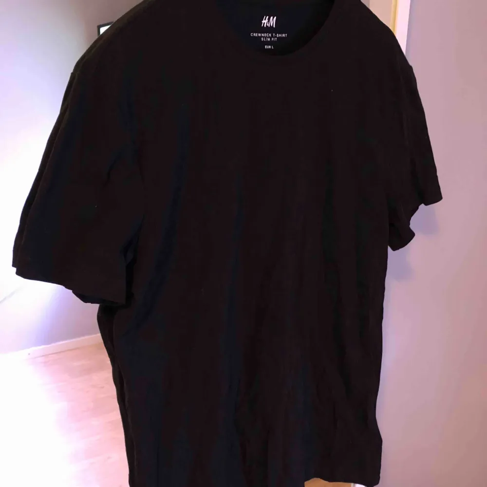 Slimfit T-shirt helt ny Hämtas i Söråker eller står köparen för frakten  Har swish . T-shirts.