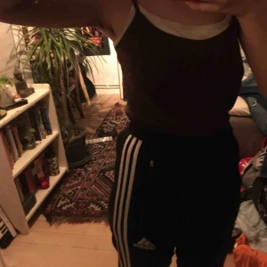  - Sköna addidas mjukisbyxor i använt skick