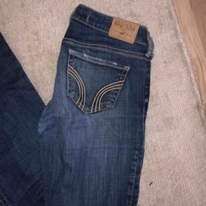  - Utsvängda hollistet jeans.