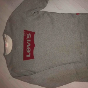  - En tröja i bra skick som passar i s och xs 