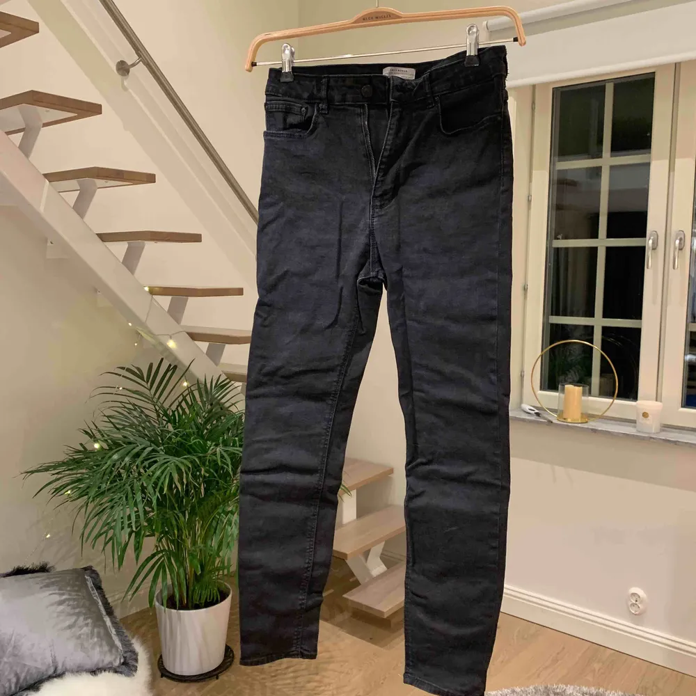 Svarta högmidjade tighta jeans. Snygga och passar till allt, i mycket bra skick. Skriv privat vid intresse!. Jeans & Byxor.