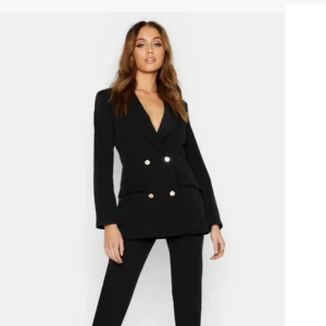  - Kavaj från boohoo, helt ny med lappar kvar endast testad säljes pga inte min stil 