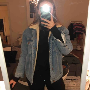  - Vinter jeansjacka från Junkyard. Den är väldigt varm och endast använts ett fåtal gånger, väldigt bra skick. Säljs pga måste bli av med kläder. Kan hämtas i Linköping men även fraktas, köparen står för frakten. Betalning sker via swish. 