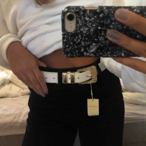  - Vitt skärp med guldspänne från Primark. Aldrig använt. Går att göra fler hål om man vill ha en mindre storlek. Köparen står för frakt!🖤