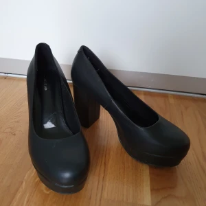  - Bara använda en gång. Klacken är ca 9.5 cm. Frakt ingår!