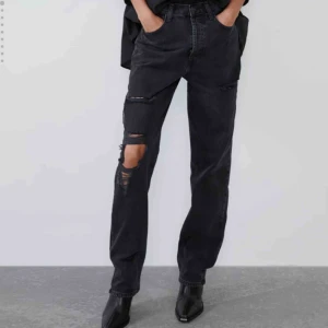  - snygga jeans från zara som endast är använda en gång, säljer pga inte kommer till användning. Passar perfekt på någon som är 165-175, går absolut att klippa av eller sy upp om man vill ha de kortare. frakten är inräknad 
