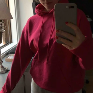  - mörkrosa hoodie från carlings med märket "stay", ursprungspris är 299 men säljer för 220kr inkl frakt, storlek xs och prislapp sitter kvar;)