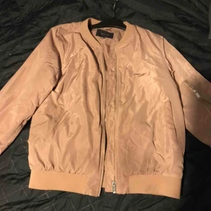  - Säljer den pga är inte min stil :’) frakt tillkommer