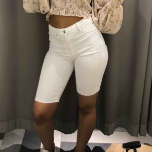  - Vita knee jeans till sommaren, passar perfekt med nästan allt. 