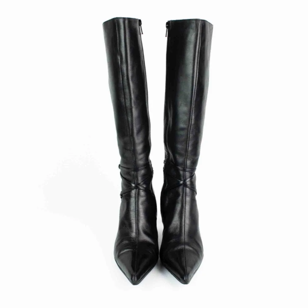 Vintage real leather knee high pointy toe high heels boots in black Label: 40, feels a bit smaller though, like 39-39.5 (note it tried only by a person with size 38 to judge) Free shipping! Ask for the full description! No returns!. Skor.