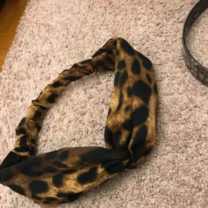  - Snyggt hårband. Köpt för 100kr används ej och inte ens testat. Gratis frakt