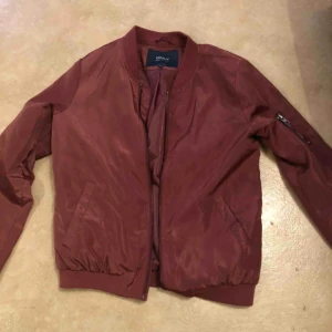  - Vinröd bomberjacka från Only, sitter väldigt snyggt. Köparen står för frakt 