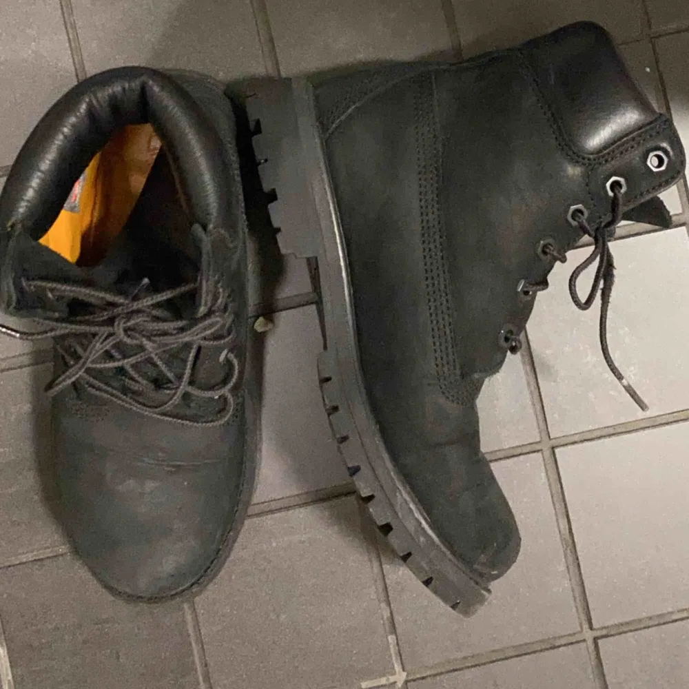 Svarta Timberlands i storlek 36! Använda högst 5 gånger och köpa för 2000 kr. De ser väldigt slitna ut då jag råkade ta fotona med night mood (lol, hoppsan) men är mörkt svarta. Skriv för fler bilder!. Skor.