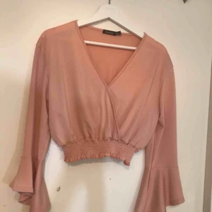  - Söt topp ifrån boohoo sitter jättefint på! Använd fåtal gånger 