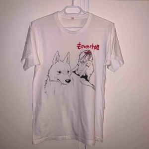  - Anime t-shirt i strl S:)) frakt ingår ej