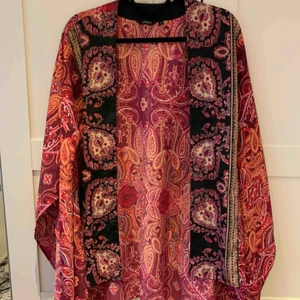 - Kort kimono från Lindex. Figursydd till viss del vilket ger snyggt fall, men visa ärmar. 