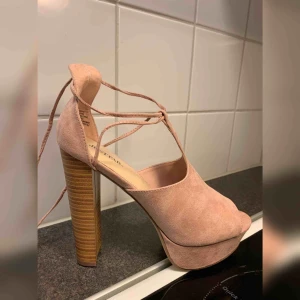  - HELT NYA OCH OANVÄNDA!!  Ljusrosa högklackar med bred och stabil klack. Snörning runt benen