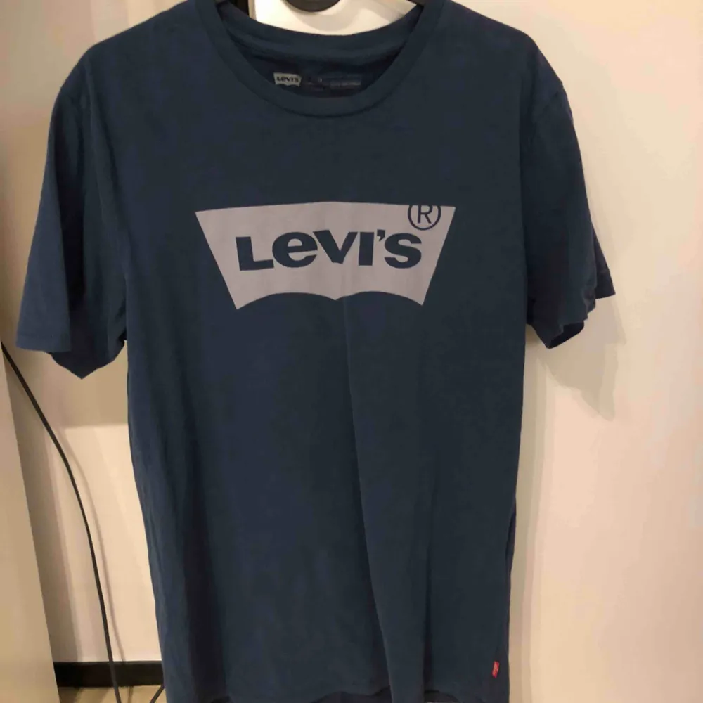 Levis t-shirt, knappt använd.  Köparen står för frakten. T-shirts.