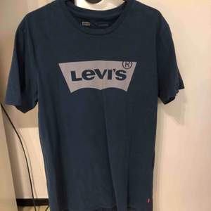 Levis t-shirt, knappt använd.  Köparen står för frakten