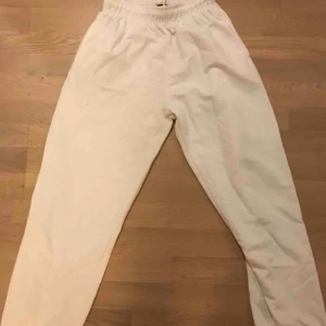  - Snygga vita joggers med snörning i midjan. Bra passform!