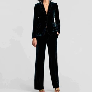  - Säljer detta sammet-kavaj+kostymbyxor set då jag tyvärr har växt ur byxorna.. Jackan är i storlek S och byxorna XS. Säljs separat för 100 kr styck. 🌟