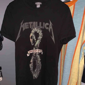  - metallica tröja från h&m’s herravdelning i stl xs. coolt tryck på ryggen. köparen står för frakten! 
