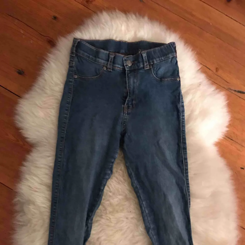 skitfina och sköna jeans från dr denim i modellen plenty, den mjukaste modellen samt stretchiga, högmidjade 🥰 kan fraktas och finns på fler sidor. Jeans & Byxor.
