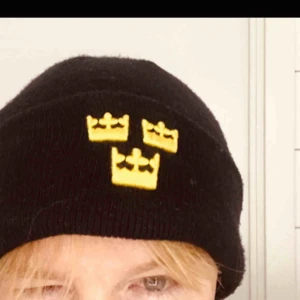  - Ännu en mössa till salu! Denna är av samma typ jag sålt tidigare. Lätt använd. Varm.  Välkommen hämtas på fältan/karlaplan