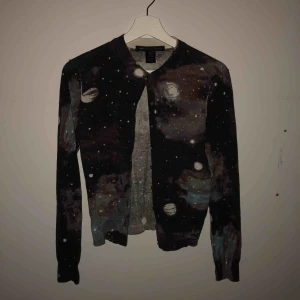  - En jätte fin kofta från Marc Jacobs! Rymd insperad, använder inte så säljer vidare ☺️