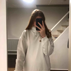  - jättefin plain hoodie från stadium<3 nypris 150kr. säljer pga inte min stil, har använt den få gånger!