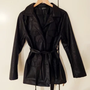  - Jacka i fuskskinn.  Passar storlek XS-S. Den är lite "plastig" i materialet, och ej särskilt värmande då det är fake skinn. Skriv för fler bilder eller mått!  Frakten ingår i priset ✨