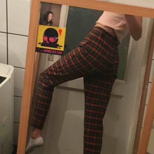  - Ett par coola byxor som är väldigt retro! Köpta på secondhand i fint skick! 