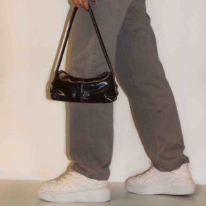  - Ett par chinos i en snygg grå/beige färg från märket docker, jätte snygga och går att matcha med i princip vad som helst.  Byxorna är raka, lite större i storleken som ni ser på bilden. Modellen är 171 cm lång!!🥰