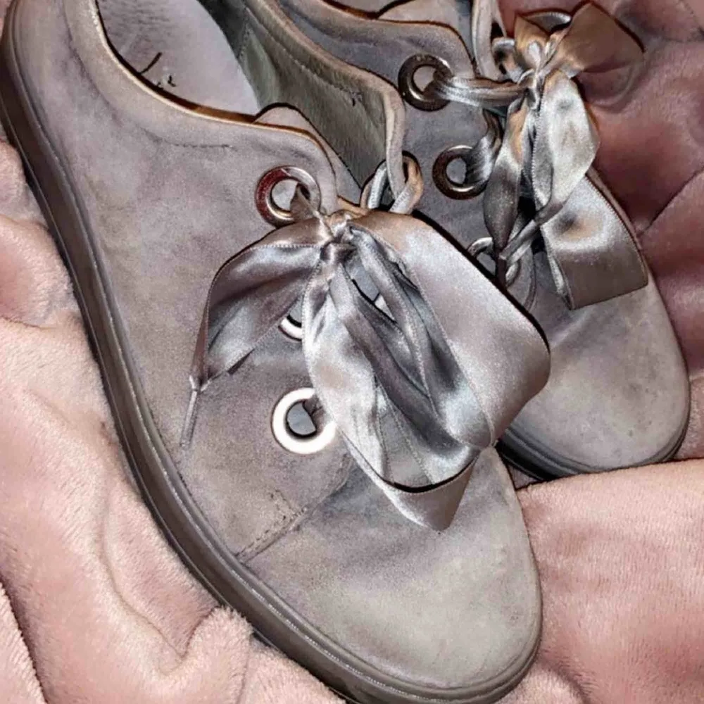 Skorna är i ljusgrå mocka och är från märket K cobler. De är i nyskick och är använda cirka 4-5 gånger.   Nyköpspris: 1299 kronor Storlek: 39 . Skor.