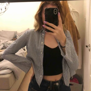  - En super söt randig skjorta med utsvängda ärmar. Knappt använd så den är i perfekt skick!❤️ Frakt: 40