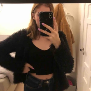  - En trendig fluffig jacka som är super lätt att styla, den passar med allt! Frakt är inkluderat i priset!