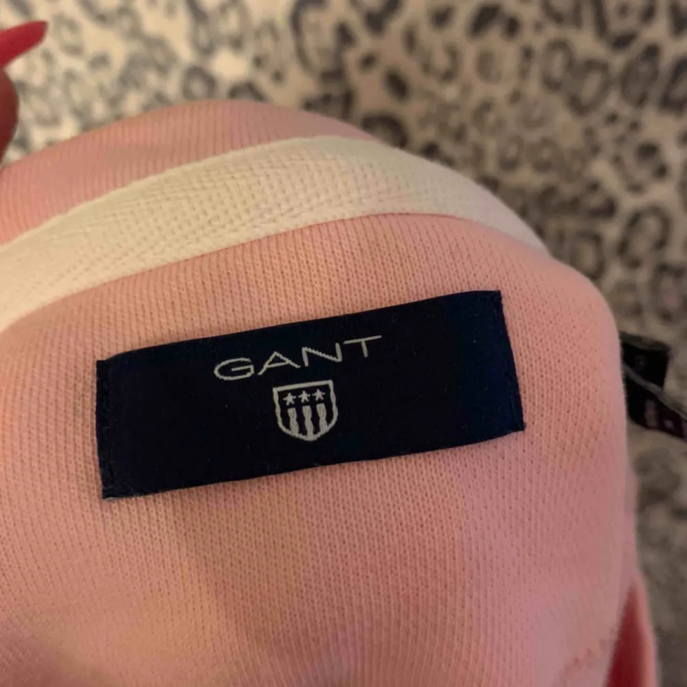 Rosa sweatshirt från Gant, använd endast en gång så fint skick. . Hoodies.