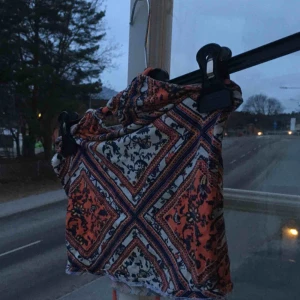  - Jättecool topp i perfekt skick! Man knyter den över nacken. Sorry för dåliga bilder, skriv så skickar jag nya :) 