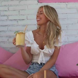  - Topp från Nelly. Frakt tillkommer på 63kr spårbart 