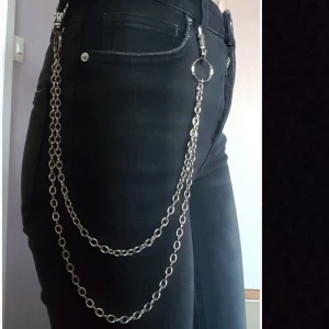  - Silvrig byxkedja. Fraktkostnad blir 22kr.