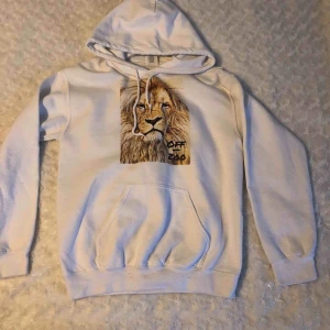  - Vit hoodie med tryck. Nypris ca 600kr. Köpare står för frakt