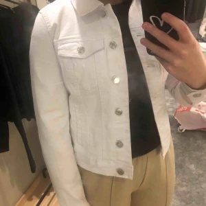  - Säljer min vita jeans jacka från vero Moda. Den är i väldigt fint skick. Frakt kan tilläggas🥰