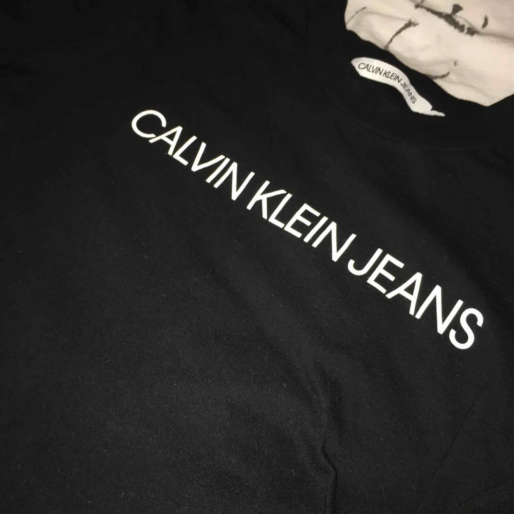 En jätte fin Calvin Klein tröja tunn. Den sitter lite som en magtröja. Använd en gång.. Toppar.